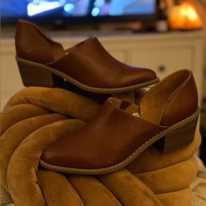 Brown comfortable shoes with small thick heel
